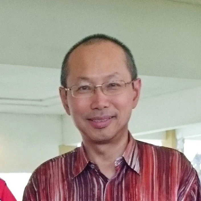 Abdul Wahid Omar in the complete supplied square photograph published by Froswo in 2016.