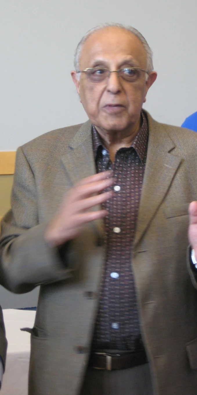 Ahmed Kathrada speaking and gesturing at a University of Connecticut forum in 2008.