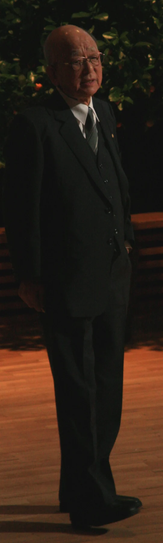 Akira Suzuki in the complete supplied conference photograph.