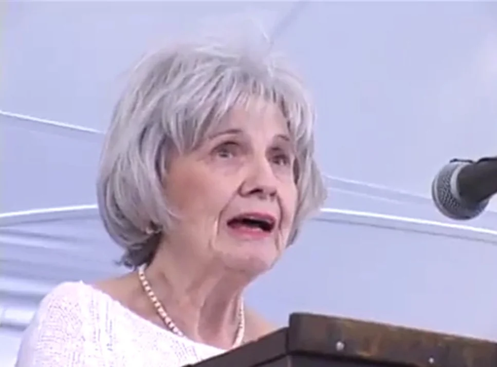 Alice Munro speaking behind a lectern during her 2006 MacDowell Medal acceptance
