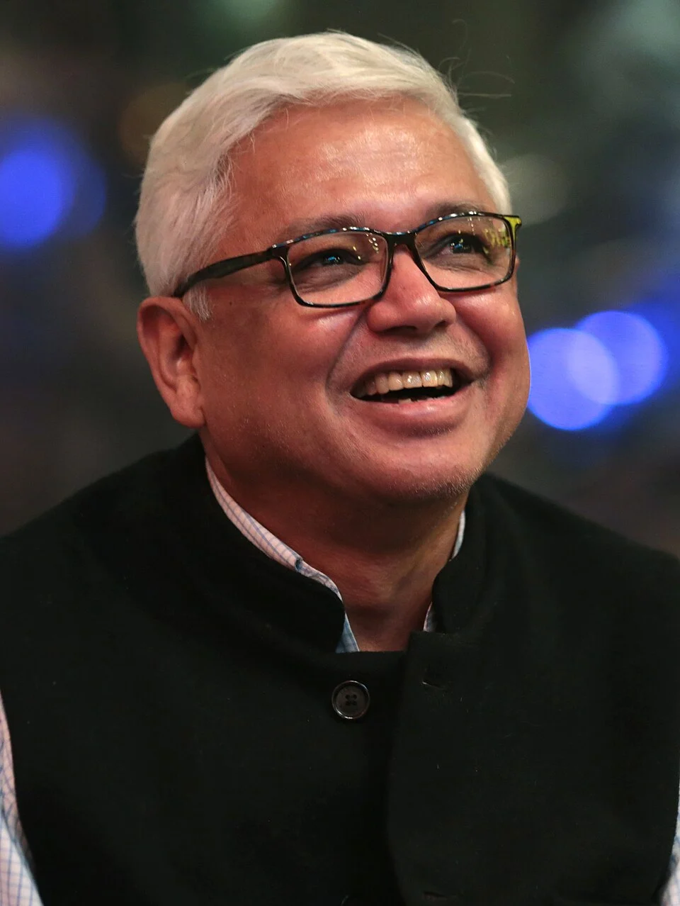 Amitav Ghosh smiling in Gage Skidmore’s complete event portrait from Tempe in 2017