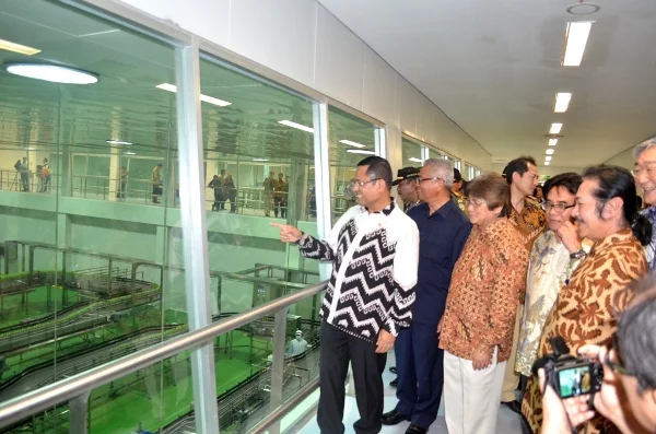 Anthoni Salim and other participants during an Indonesian Industry Ministry visit to an Asahi Indofood beverage plant in April 2015.