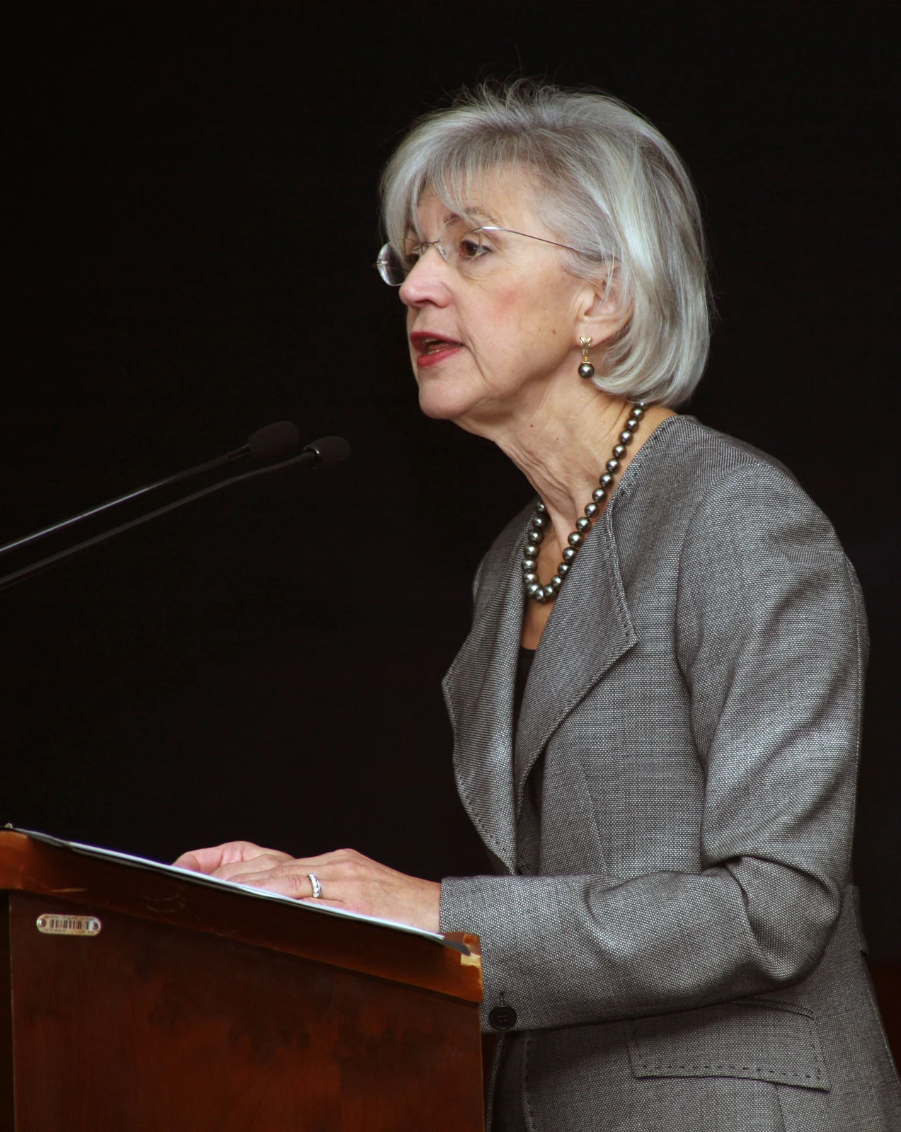 Beverley McLachlin speaking at a lectern at Brazil’s Supreme Federal Court in November 2007
