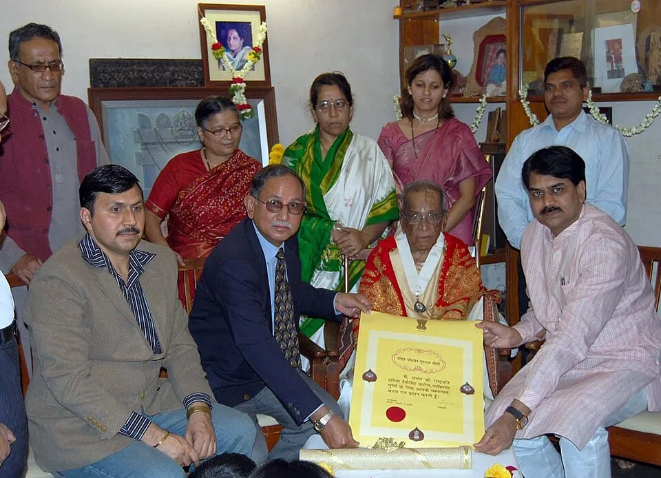 Bhimsen Joshi seated near centre-right in a red shawl with the Bharat Ratna certificate and the complete presentation group