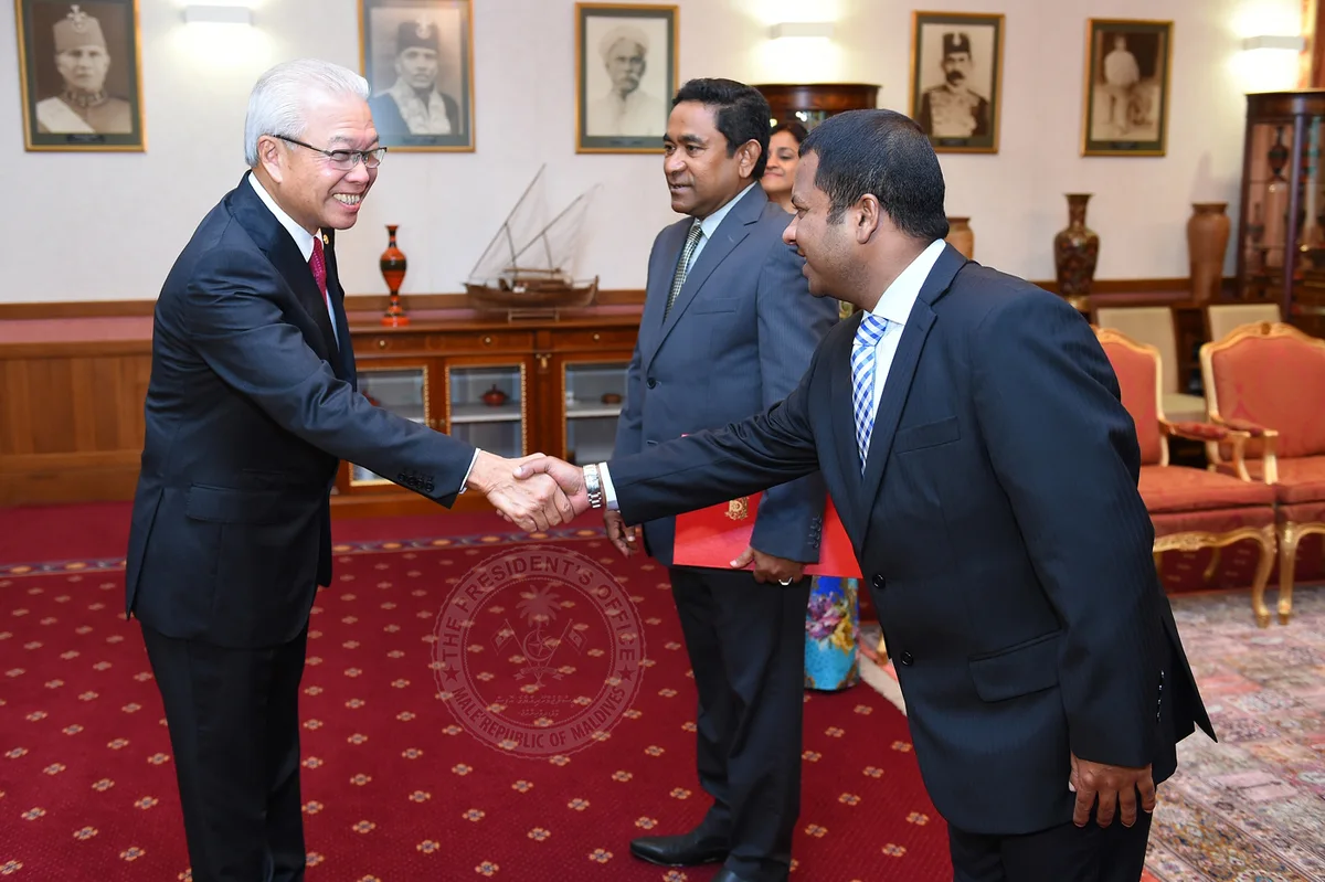 Chua Thian Poh, at left, shakes hands with Maldives President Abdulla Yameen during his September 2015 credentials visit.
