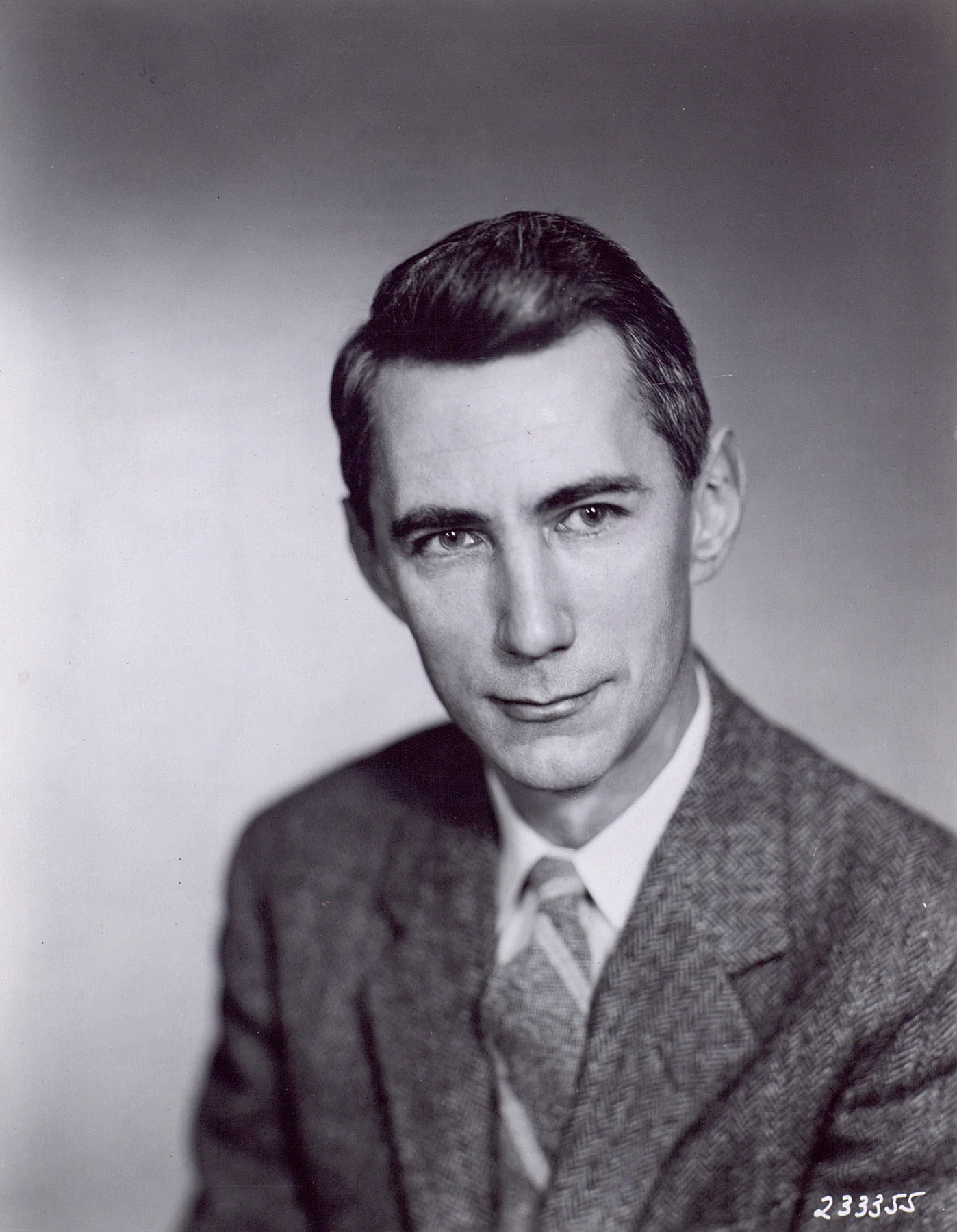 Claude Shannon in a historical portrait supplied by Tekniska museet, with the full image and bottom handwritten number retained.