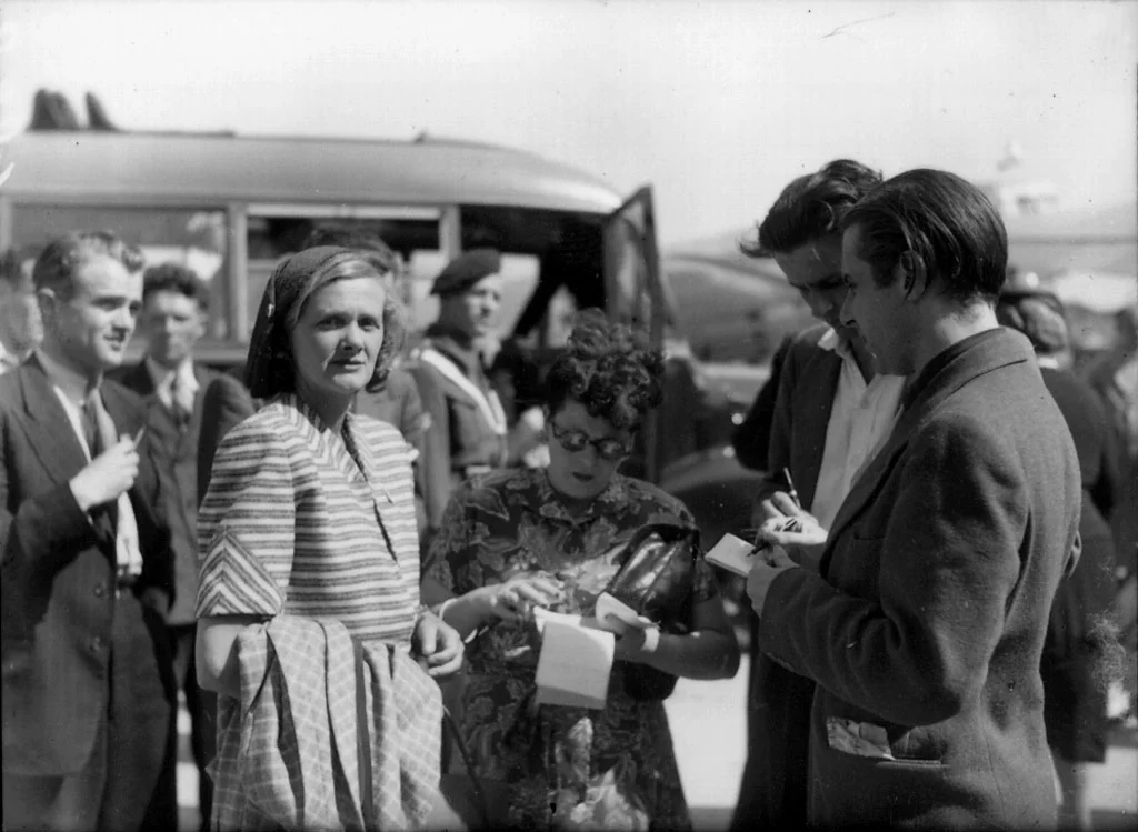 Daphne du Maurier in the complete supplied photograph.