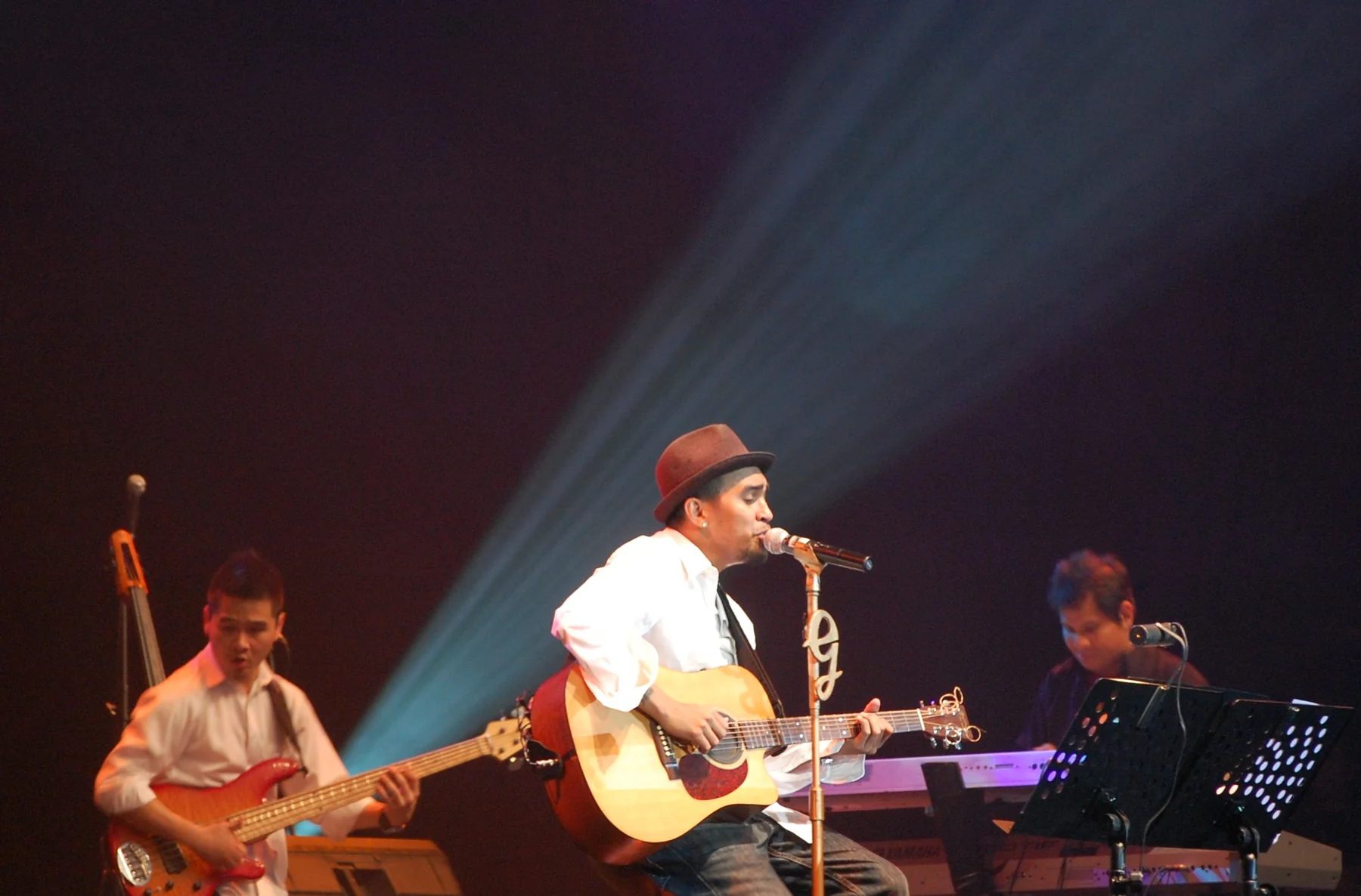 Glenn Fredly singing with a guitar during the 2009 Java Jazz tribute to Chrisye, photographed by @gueamu; complete original frame.