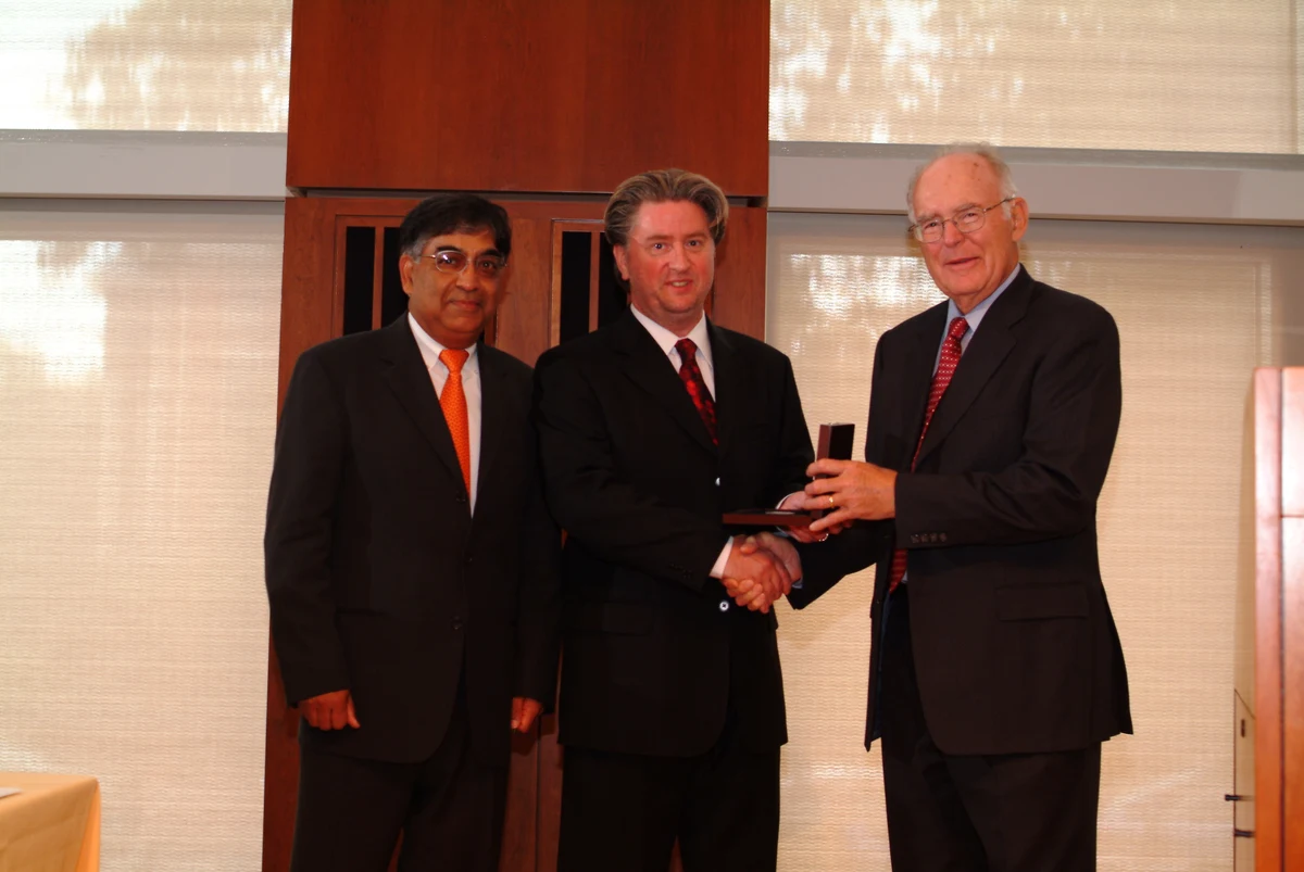 Gordon Moore at right with George Barclay at center and Rajiv Gupta at left during Innovation Day in Philadelphia on 14 September 2004