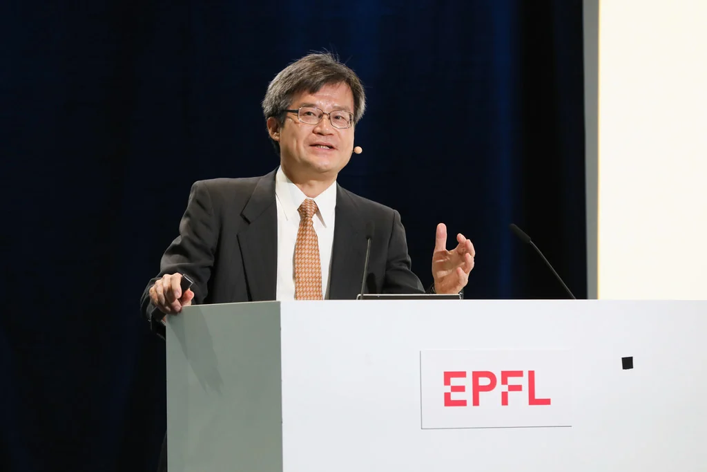 Hiroshi Amano speaking at an EPFL lectern in October 2019.