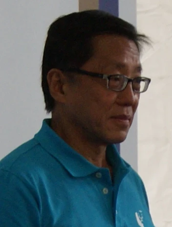 Ho Kwon Ping wearing glasses and a blue polo shirt at SMU’s law-school groundbreaking in January 2014.