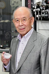 Isamu Akasaki holding a wafer in the ministry’s supplied laboratory portrait.