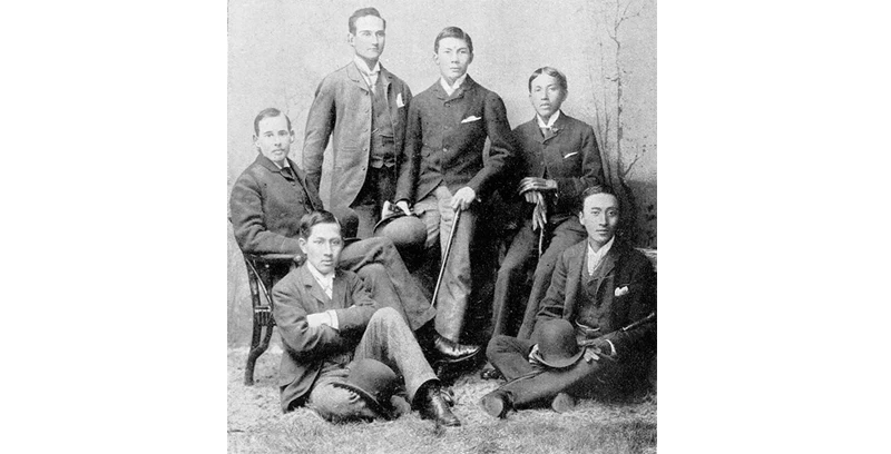 Lim Boon Keng seated on the ground at left in a six-person Queen’s Scholars group photograph, with Song Ong Siang seated at right.