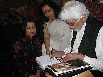 Sunaina Anand and Ina Puri with the white-haired, bearded M. F. Husain at Dubai Art Fair in 2008