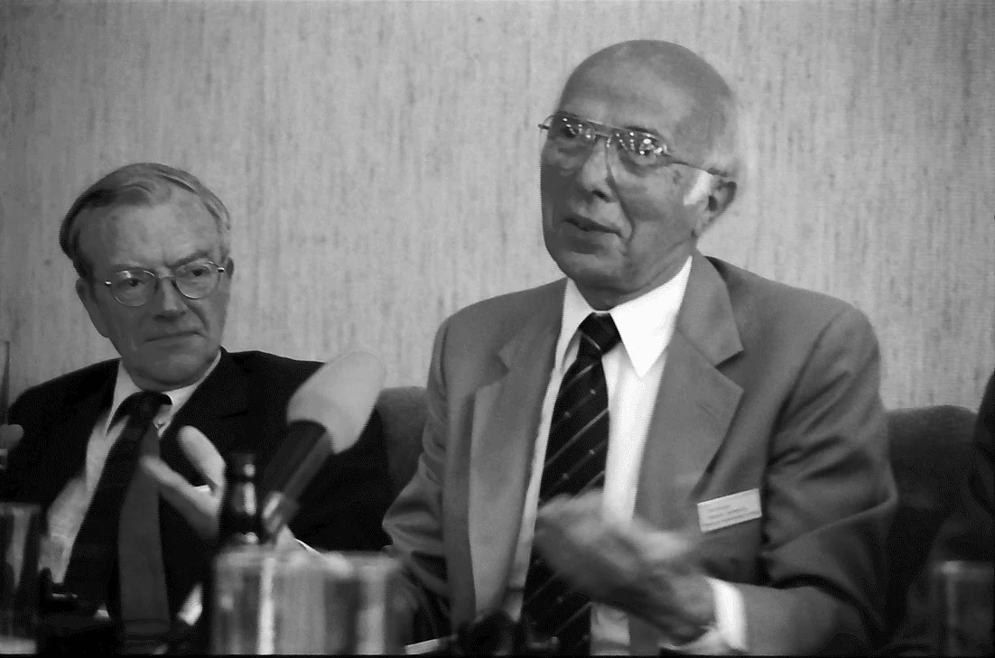 Maurice Wilkins and Renato Dulbecco at the1987meeting in Willy Pragher’s complete supplied photograph.