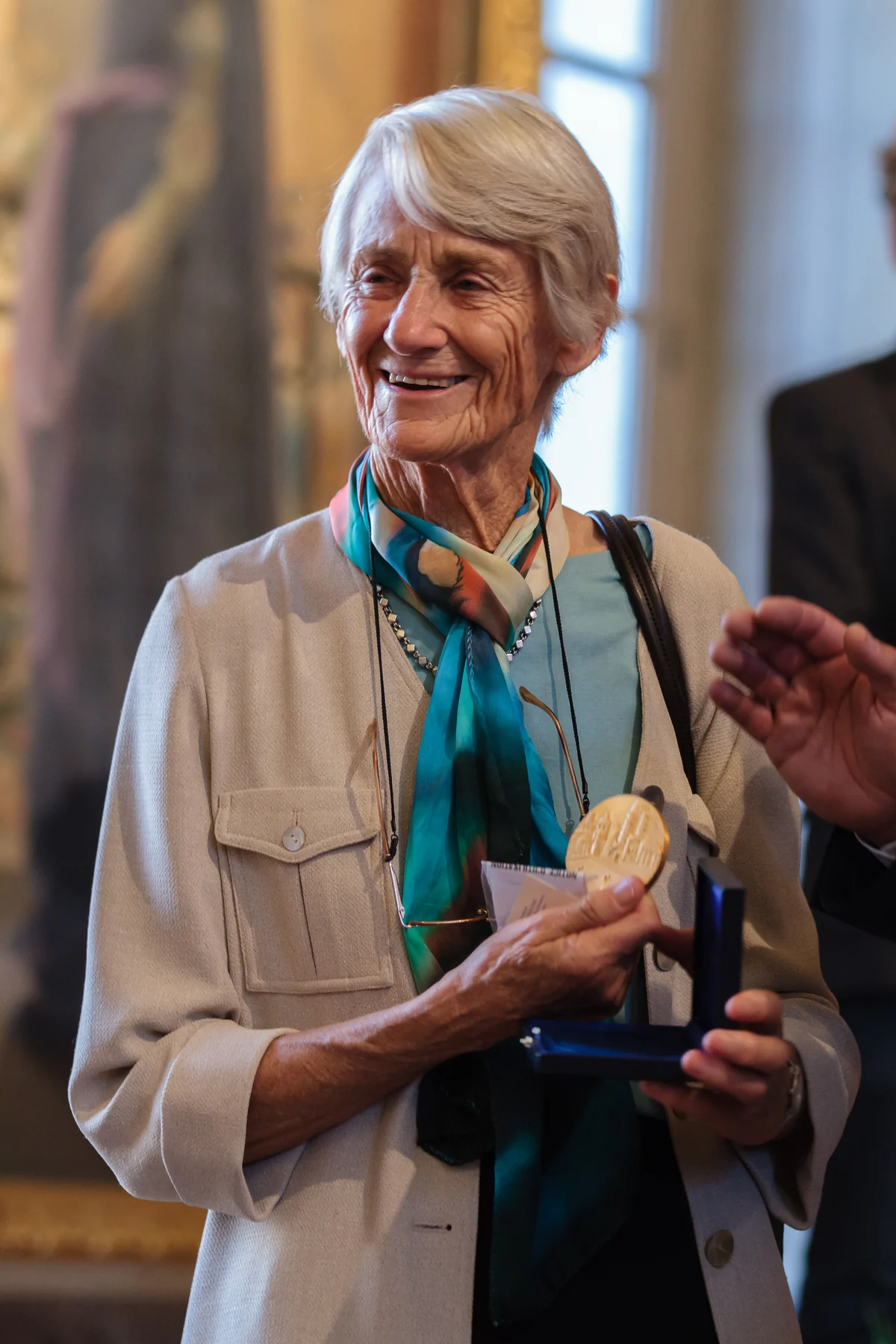 Meave Leakey holding the medal of the City of Toulouse in 2014, with the complete supplied photograph retained.