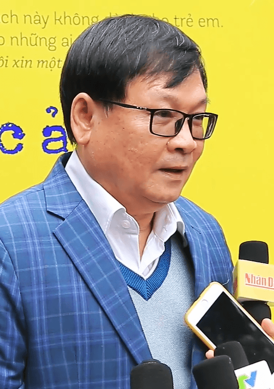 Nguyễn Nhật Ánh at a book-signing event in Hanoi in January 2019