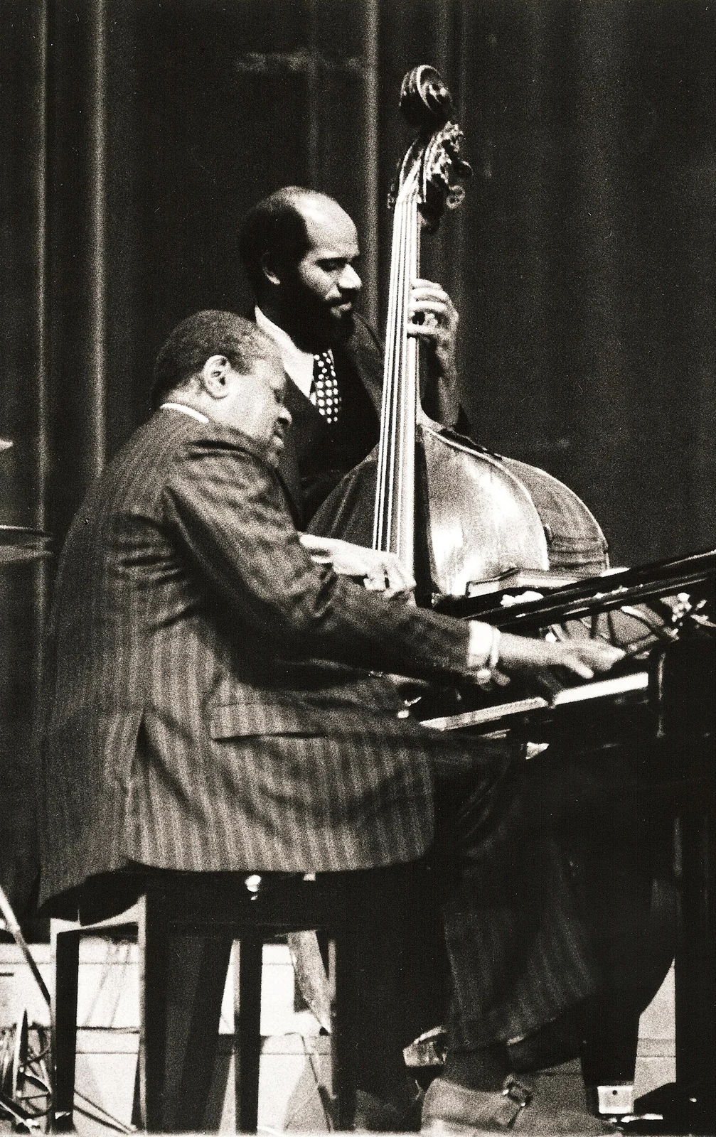Oscar Peterson playing a grand piano with a bassist nearby in Munich in 1977