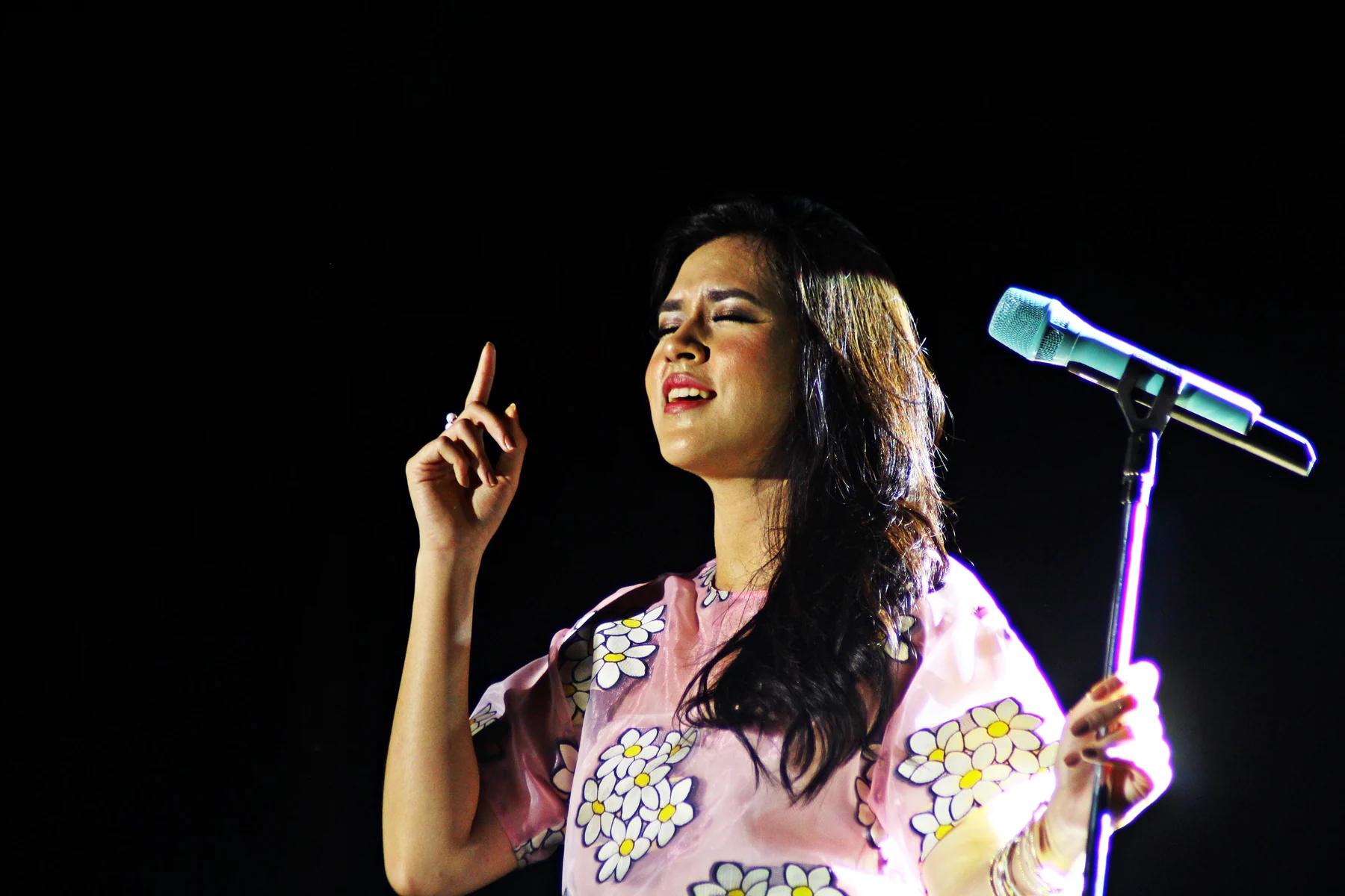 Raisa performing at Dental Project 2015 in Yogyakarta, photographed by Mas Agung Wilis Yudha Baskoro; complete original frame.