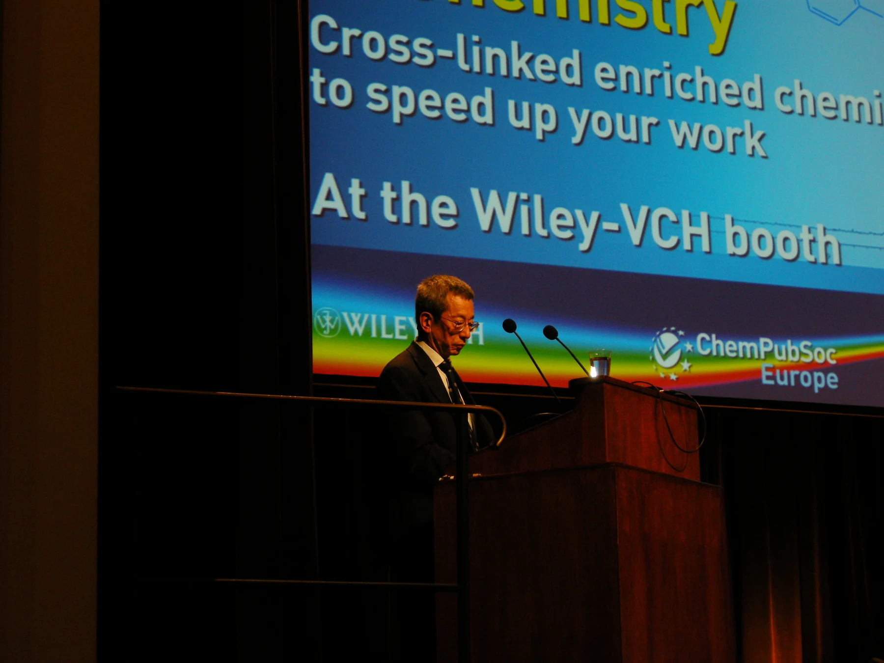 Roger Tsien at a lectern during a Paris chemistry event in May 2010.