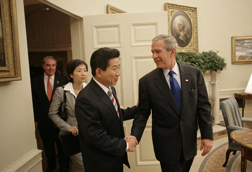 Roh Moo-hyun and George W. Bush during their 2006 Oval Office meeting, with the complete supplied frame retained.