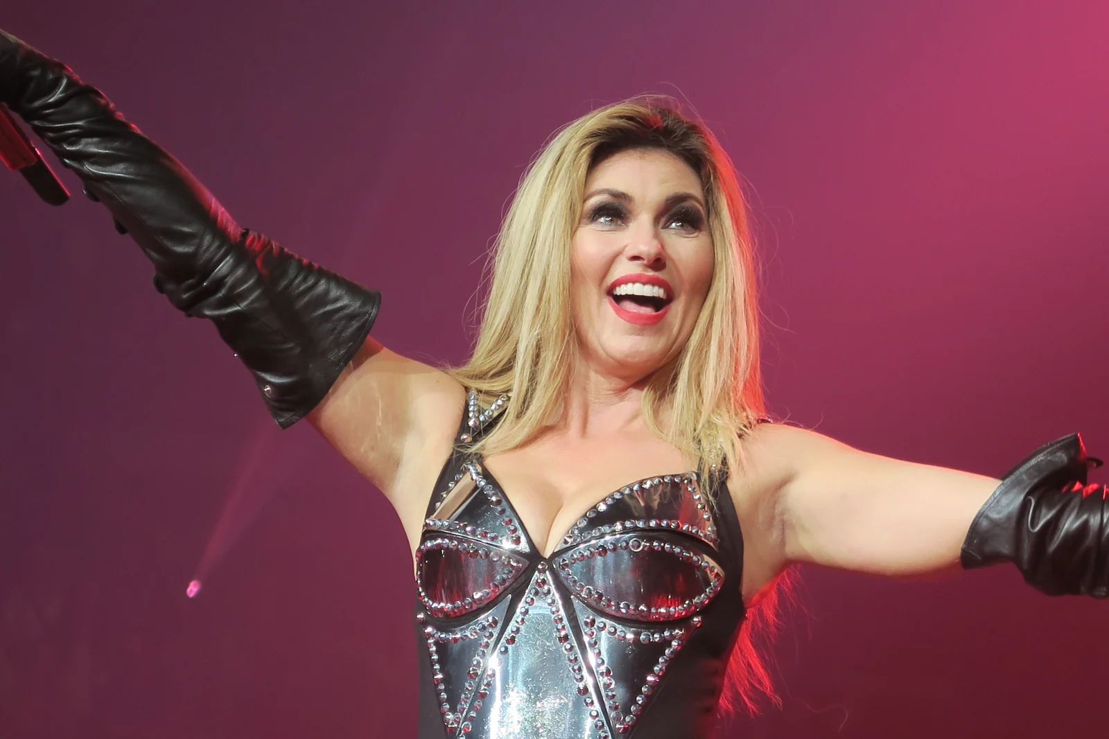 Shania Twain performing with outstretched arms at Auburn Hills in July 2015