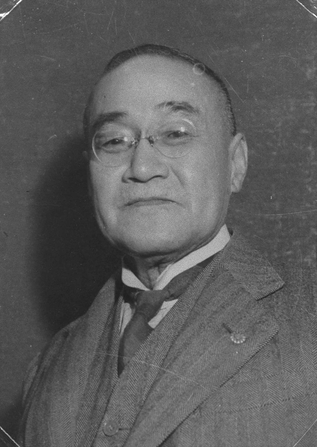 Shigeru Yoshida wearing glasses and a suit, with the complete supplied portrait and its original edges retained.