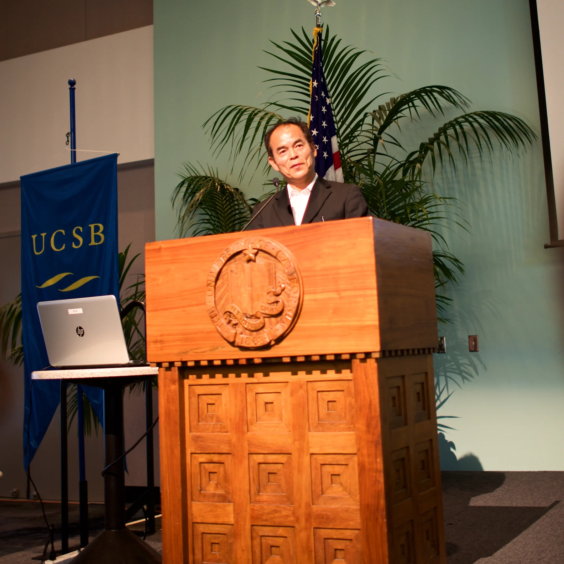 Shuji Nakamura speaking at UCSB in2014.