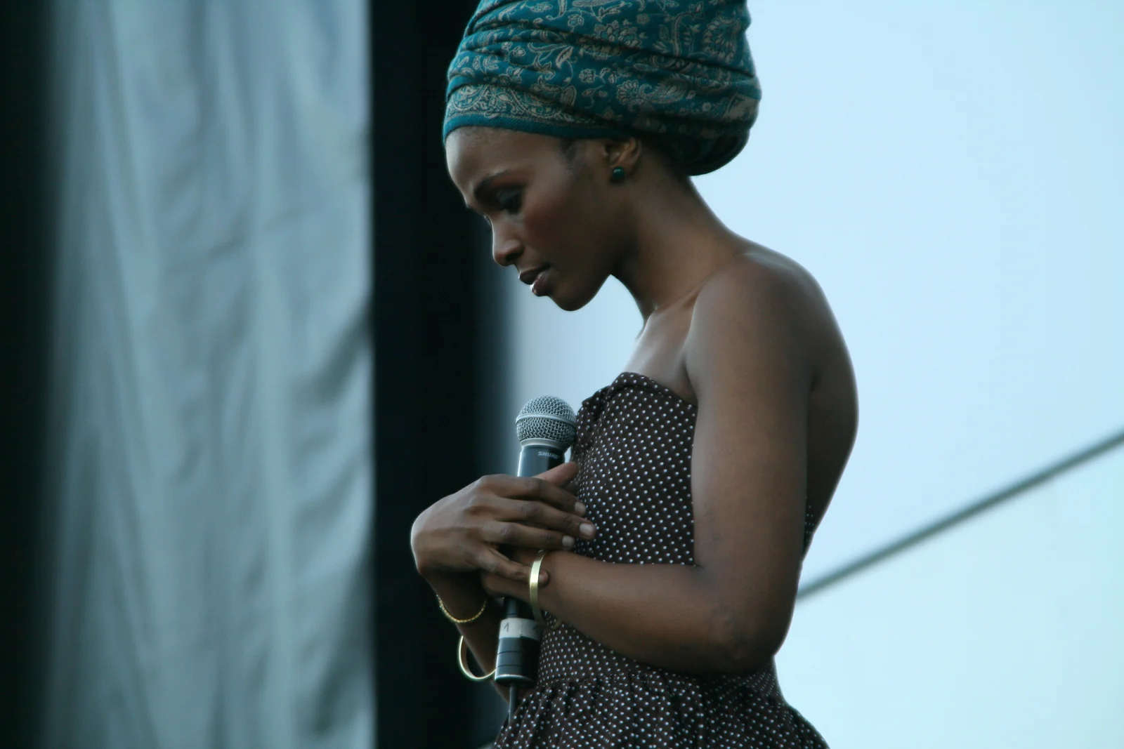 Simphiwe Dana singing at JazzFest Wien on 10 July 2007, with the complete landscape stage frame retained.