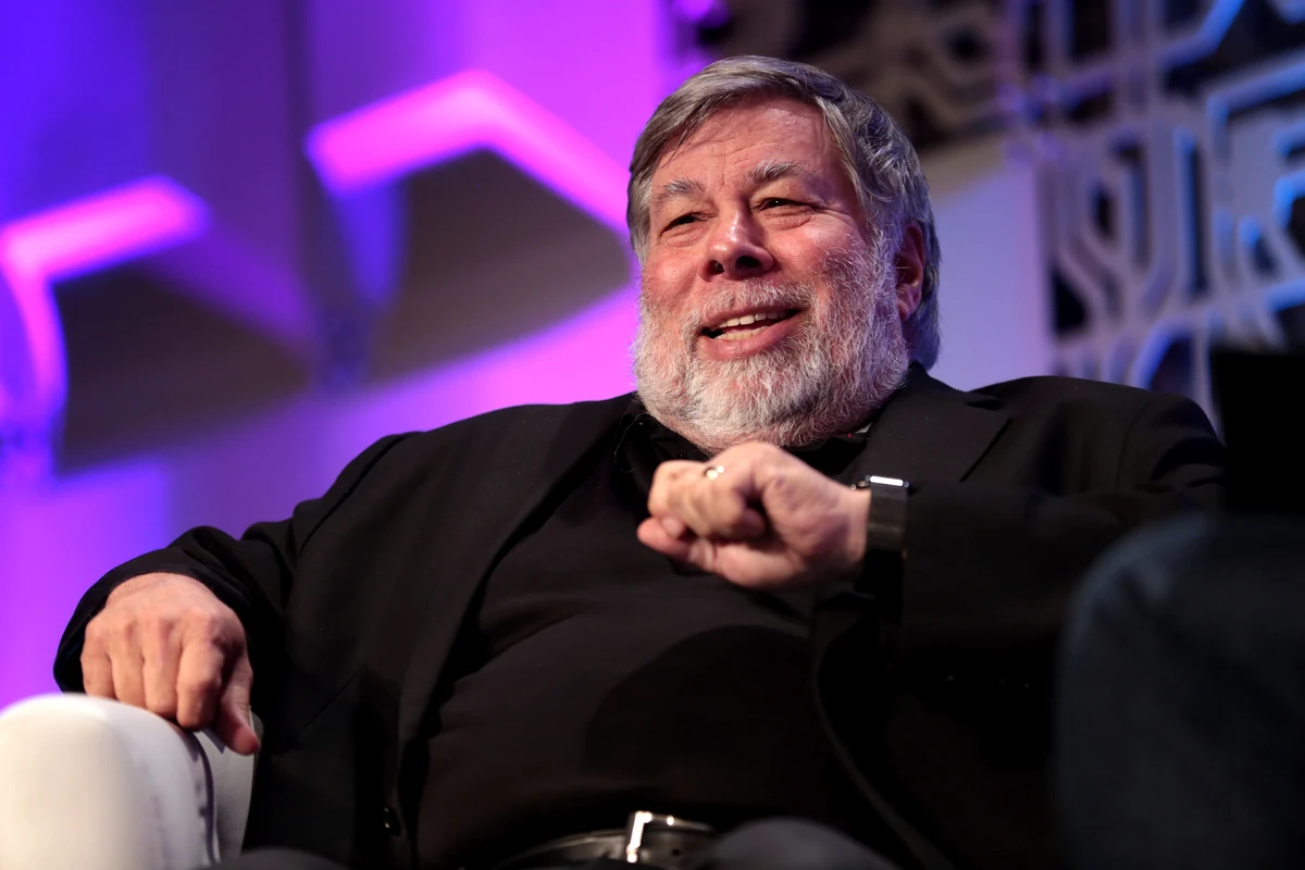 Steve Wozniak seated and speaking at an event in Paradise Valley, Arizona, on 12 October 2017, in the complete supplied landscape frame