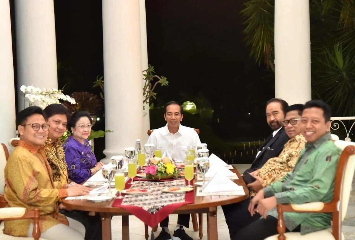 Surya Paloh, fifth from left, with Joko Widodo and other coalition-party leaders at a dinner on 23 July 2018.