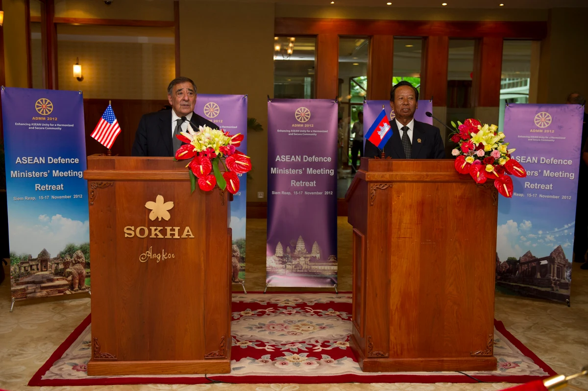 Tea Banh, right, and US defence secretary Leon Panetta at their press conference in Siem Reap in November 2012.