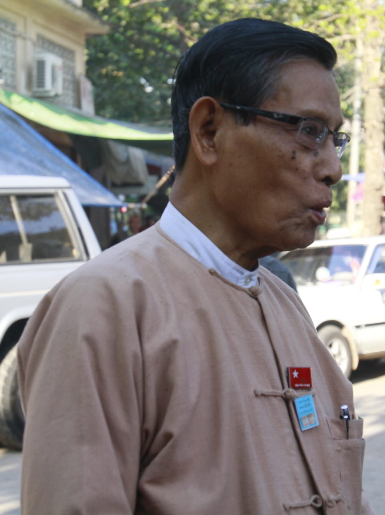 Tin Oo arriving at a political ceremony in Yangon in January 2012