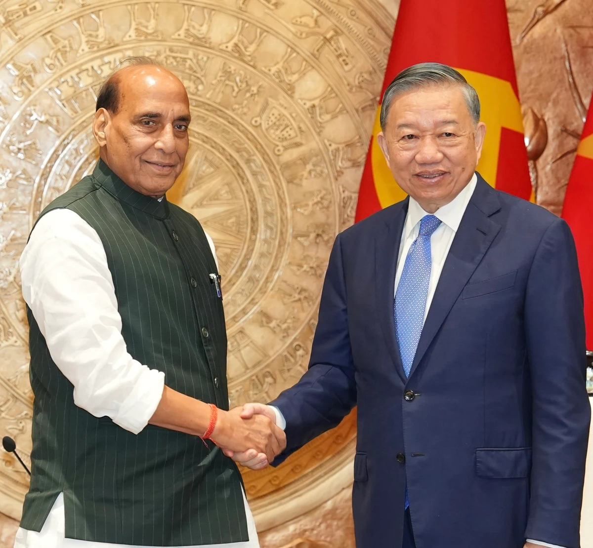 Tô Lâm, at right, with India’s Defence Minister Rajnath Singh in Hanoi on 19 May 2026.