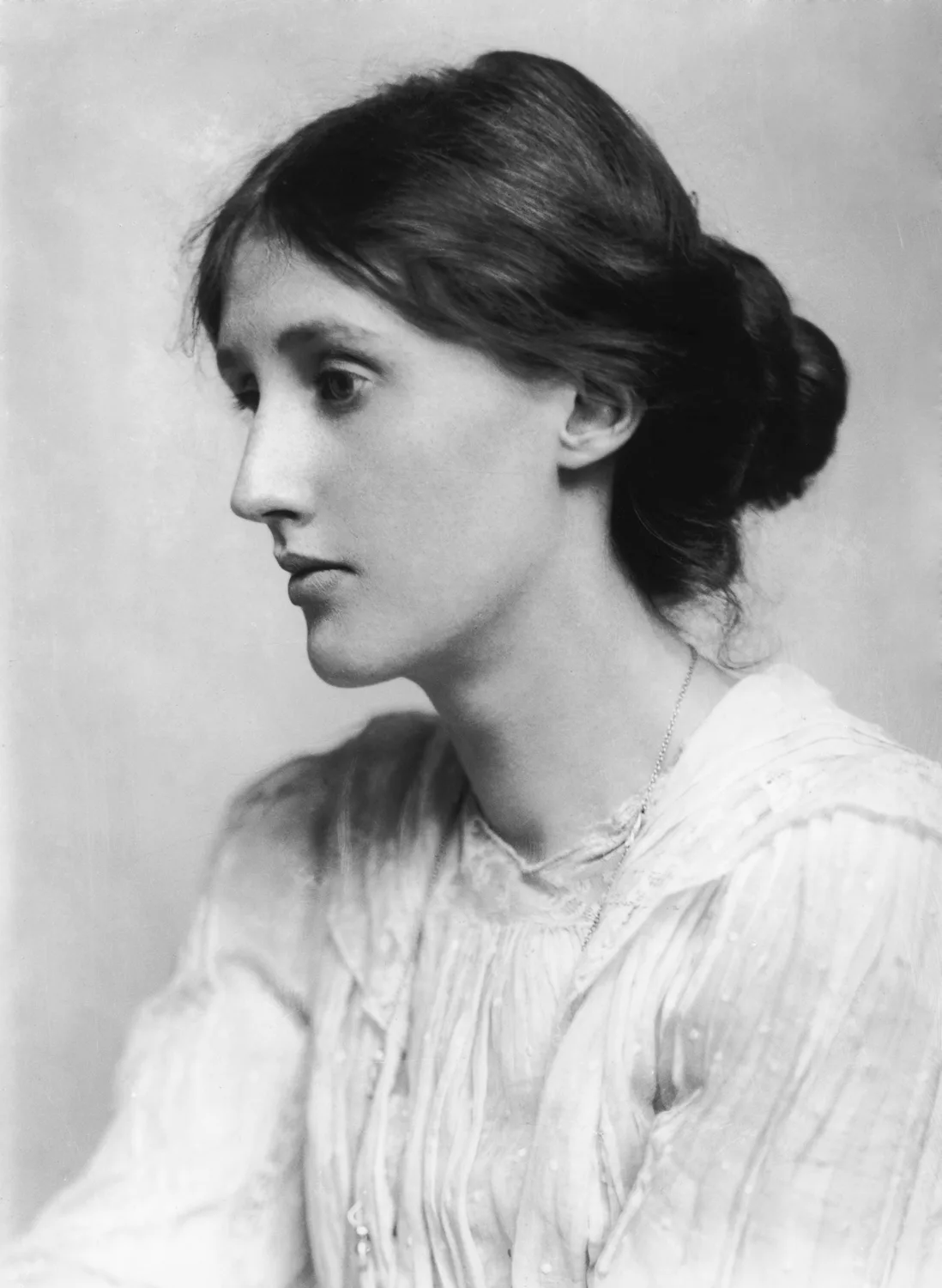 Virginia Woolf in profile in George Charles Beresford’s original 1902 portrait, with the full supplied photograph retained