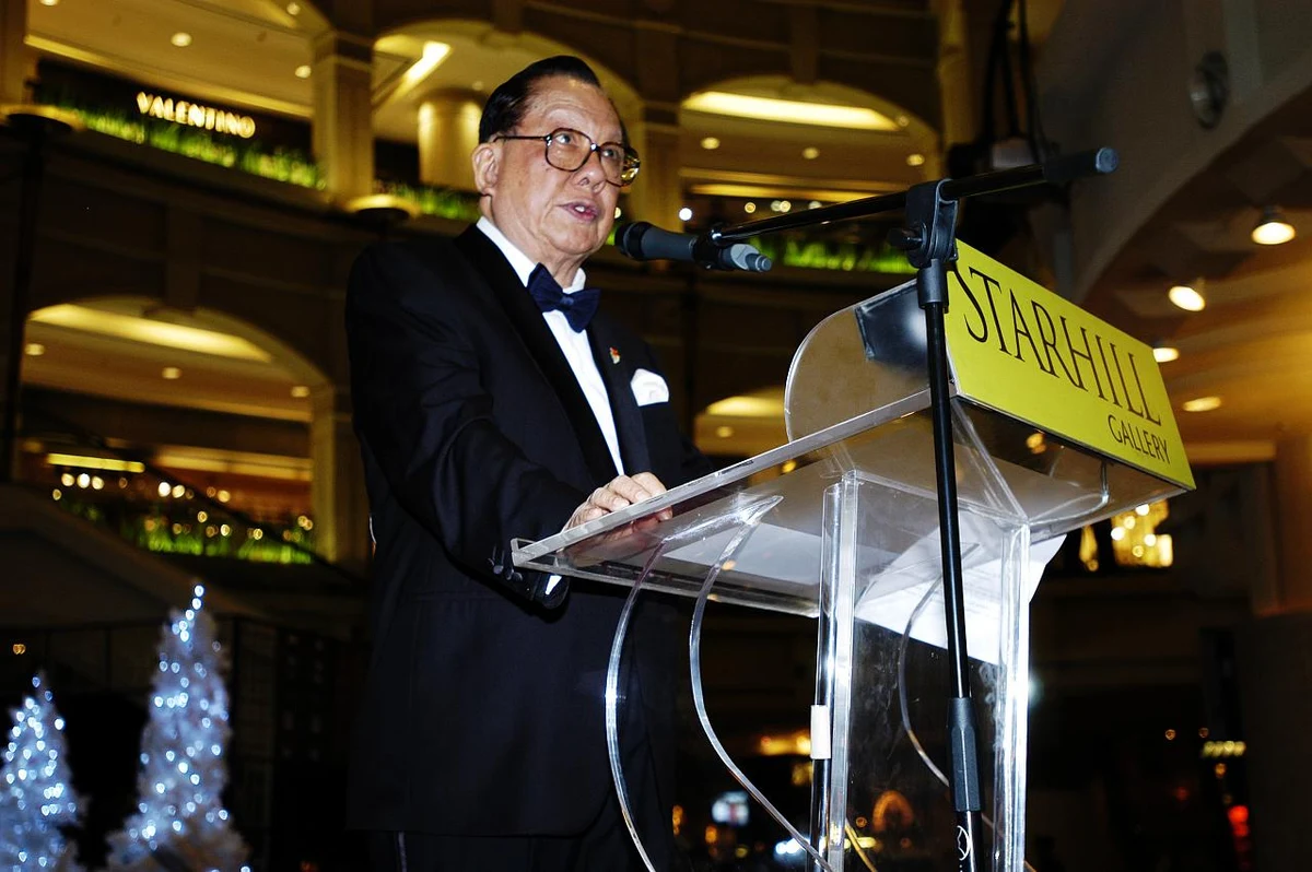 Yeoh Tiong Lay speaking at a lectern during a charity gala at Starhill Gallery.