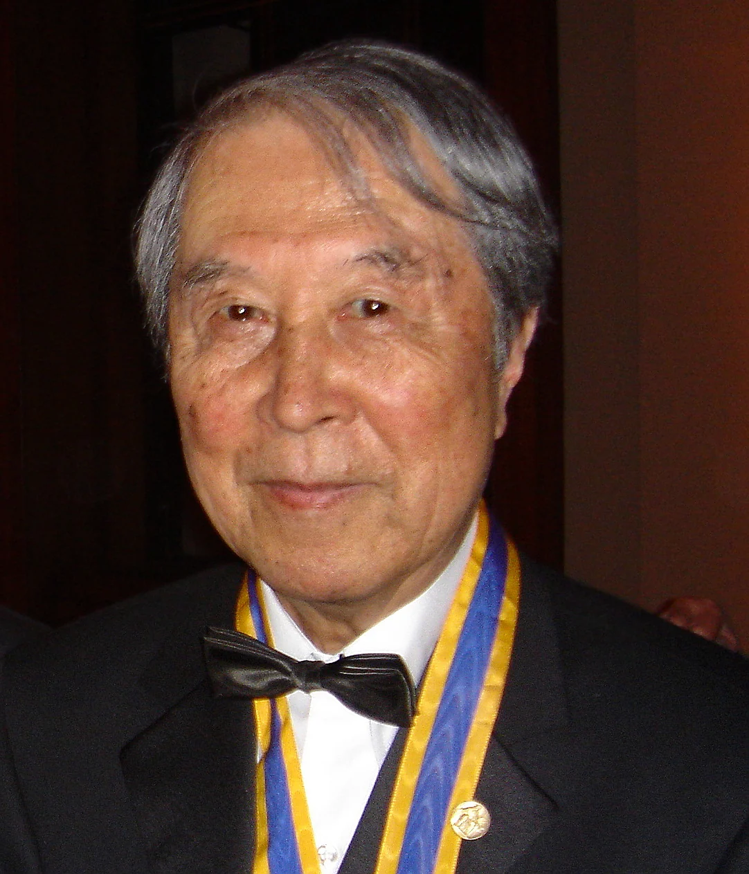 Yoichiro Nambu wearing a medal at a2005 Franklin Institute event.